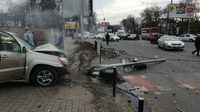 У Львові на перехресті водій розбив автомобіль (ФОТО)