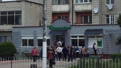 У Новояворівську вишикувалась черга до нового відділення банку (ФОТО)