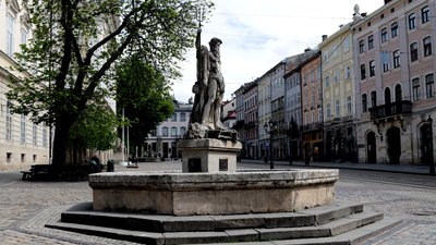 Як самотній Львів тихо святкує своє 764-річчя (ФОТОРЕПОРТАЖ)