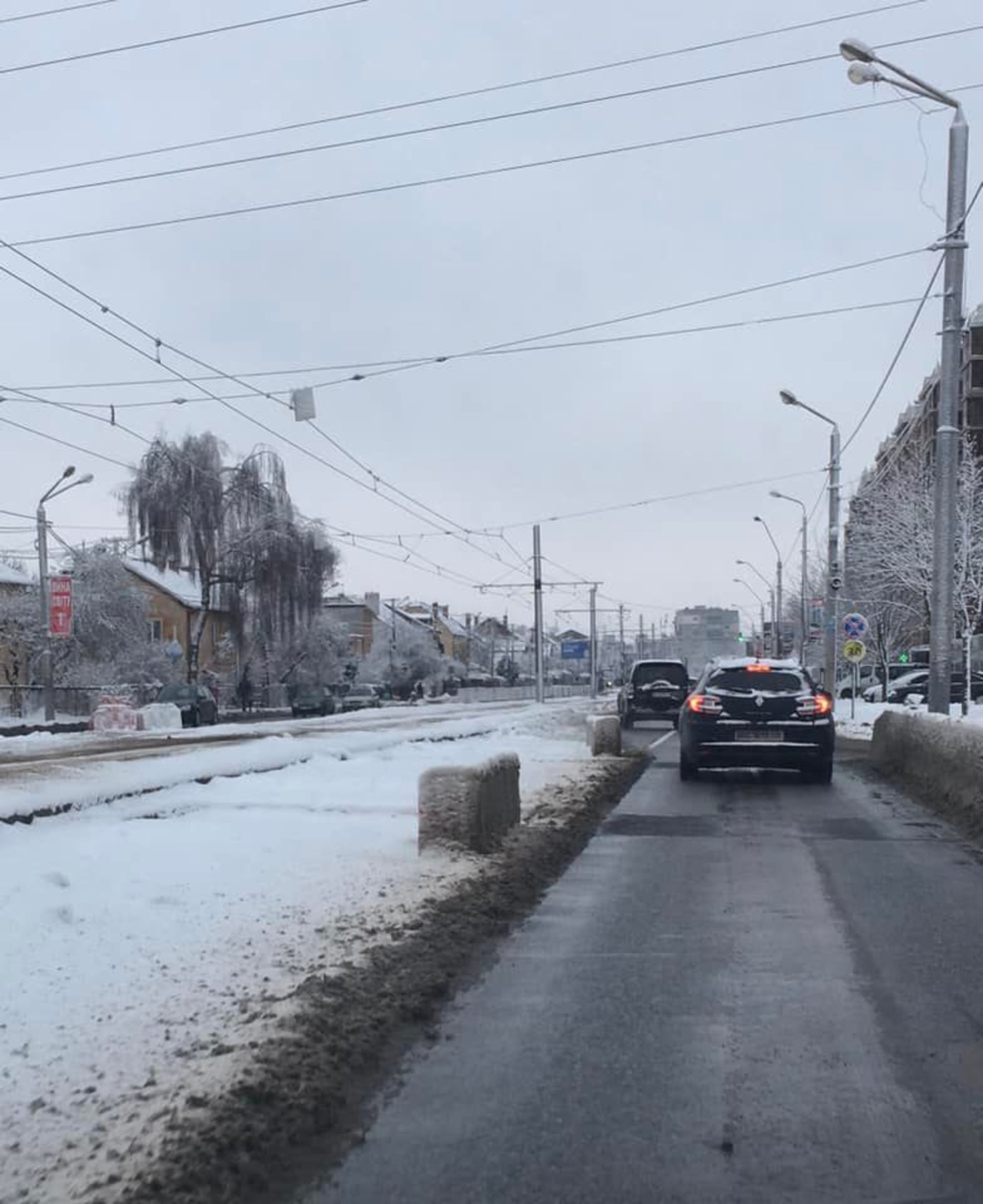 Дорожні знаки у Львові припали снігом, фото ГЛМЛ