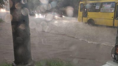 У Львові знову затопило вулицю Сахарова (ФОТО)