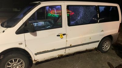 На Яворівщині п’яний молодик відкрив стрільбу по бусу з людьми (ФОТО)