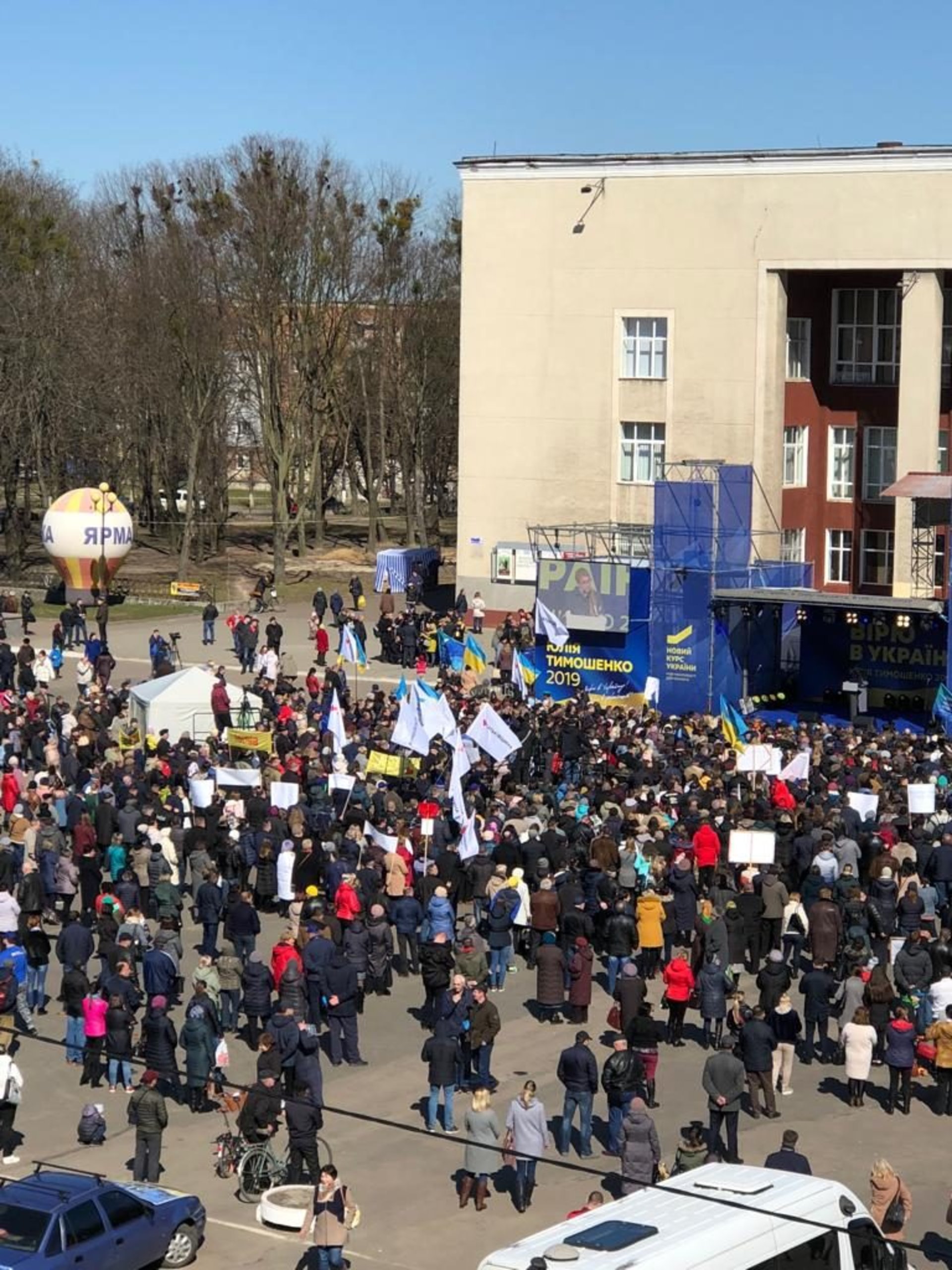 На мiтинг Тимошенко у Червонограді звезли людей. Фото: 4studio.