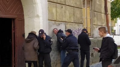 У Львові серед білого дня п'яні чоловіки з ножем намагались вкрасти у дітей самокат та телефон