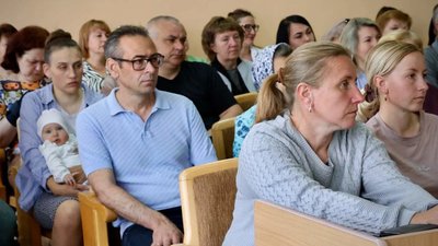 На Львівщині вантажівки із аргілітом руйнують дорогу