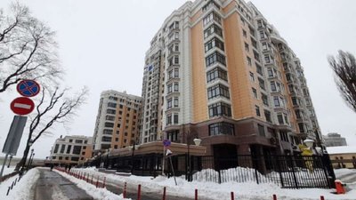 З'явились фото, як прибирають сніг біля будинку Зеленського (ФОТО)
