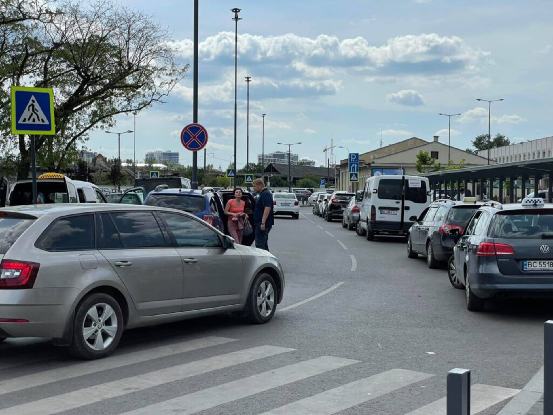 У Львові біля головного залізничного вокзалу почали штрафувати водіїв, фото Зручне місто