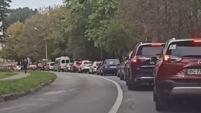 У Львові виникли понеділкові тягнучки на Сахарова (ВІДЕО)