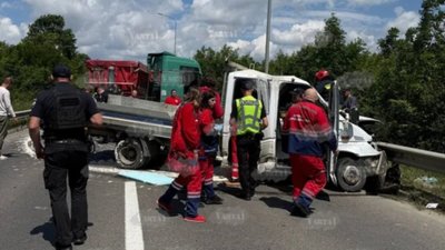 Біля Львова через аварію перекрито рух у дві сторони (ФОТО)