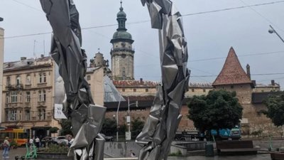 У центрі Львова встановили дивну скульптуру (ФОТО)