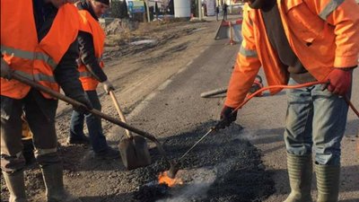 На Львівщині  дорожники ліквідовують гостро-аварійну ямковість (ФОТО)