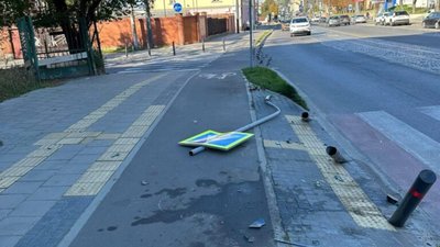 У Львові автомобіль знищив улюблені стовпчики Садового