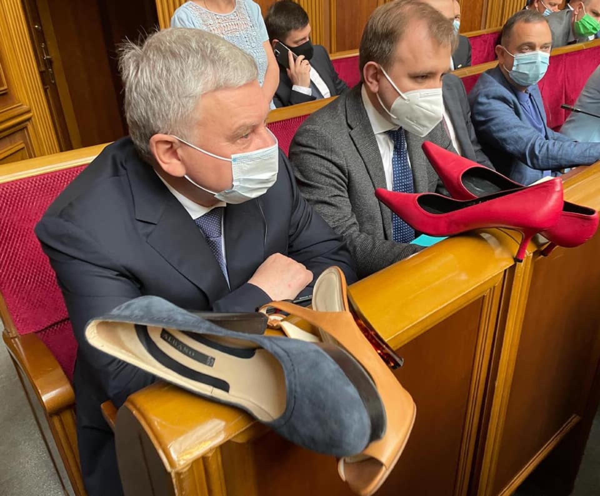 Міністру оборони Тарану подарували жіночі туфлі, фото Ірина Геращенко
