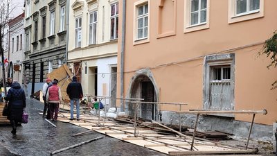 То є Львів: у центрі міста на голови перехожим падають риштування (ФОТО)