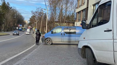 У Львові на вулиці Пасічній облаштували паркінг (ФОТО)