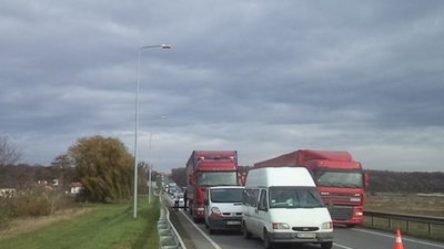 На кільцевій дорозі Львова туристичний автобус біля світлофора переїхав пішохода (ФОТО)