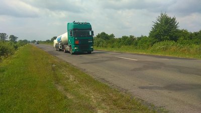 На автотрасі до Великих Мостів  із цистерни з написом «рідкий аргон» витікає рідина (ВІДЕО)