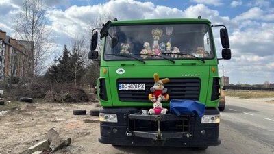 У Дрогобичі водій сміттєвоза прикрашає авто знайденими іграшками