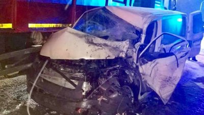 Біля Львова військова вантажівка потрощила мікроавтобус з дітьми