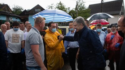 Порошенко закликав владу перекинути будівельну техніку на Прикарпаття