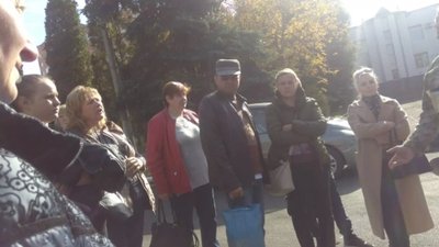 У Тернополі «відловлюють» призовників: батьки з адвокатами штурмують військкомат (ФОТО)
