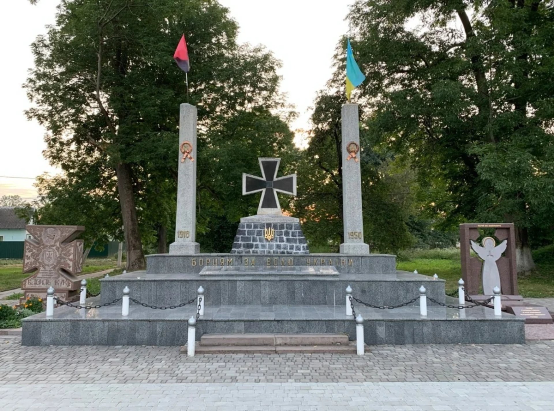 Меморіал «Борцям за волю України» у с-щі Красне Золочівського р-ну Львівської обл., де серед загиблих борців, зокрема, вшановано сотенного УПА Василя Нагірного – «Летуна».