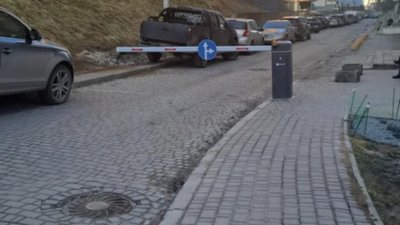 У Львові на парковці встановили шлагбаум (ФОТО)