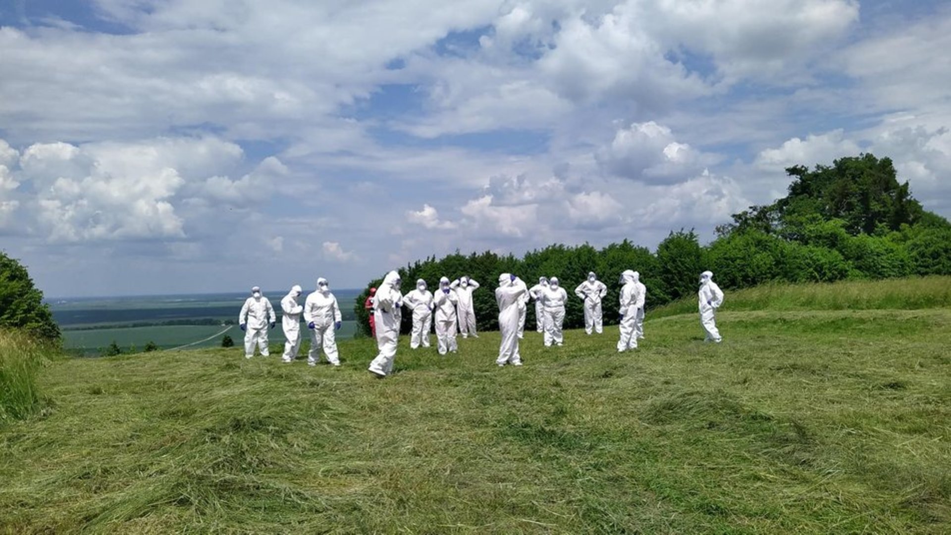 Медики Львівщини станцювали у захисних костюмах біля замку