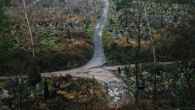 У Львові виявили вибухівку на міському кладовищі