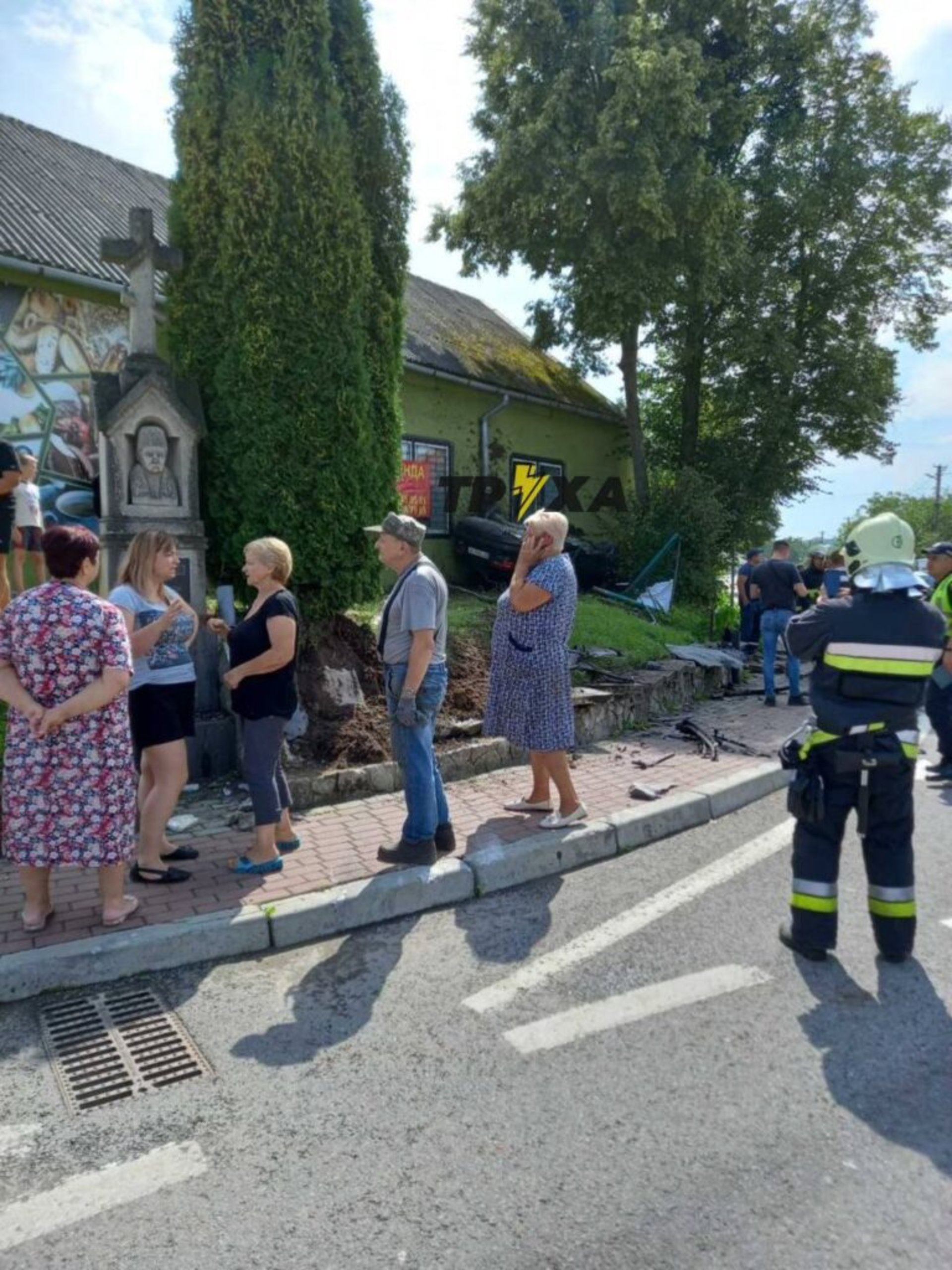 У Пустомитах п’яний водій влетів у магазин і перекинувся