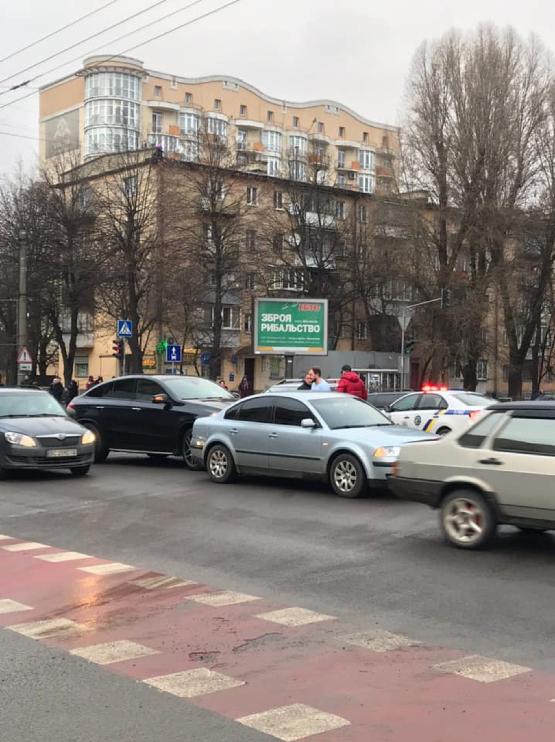 У Львові на проспекті Чорновола не розминулись автомобілі. Фото Варта-1