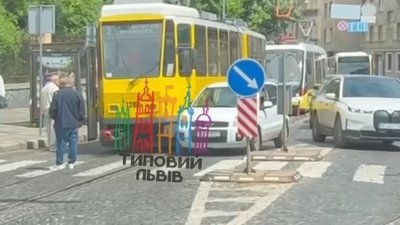 У Львові трамвай не пропустив автомобіль (ВІДЕО)