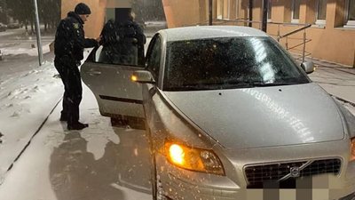 Була не місцевою та замітало снігом. У Львові патрульні супроводили вагітну жінку до пологового