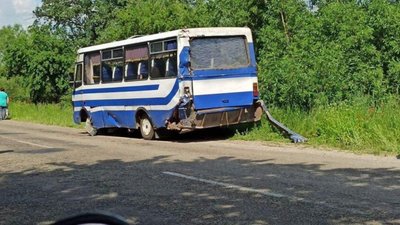 На Львівщині вантажівка зіткнулась з пасажирським автобусом (ФОТО)