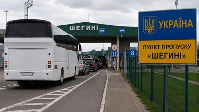 На кордоні з Польщею накопичилися десятки автомобілів та автобусів