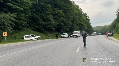 Біля Львова автомобіль злетів з дороги (ФОТО)
