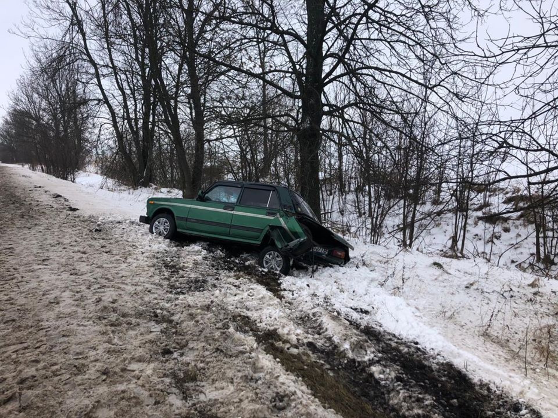 На Львівщині внаслідок ДТП перекинувся автомобіль . Фото: Варта1.