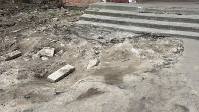 У Львові комунальники залишили яму біля будинку