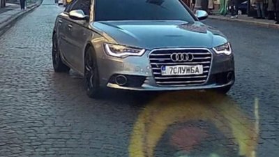 У центрі Львова на дивних номерах водій їхав проти руху