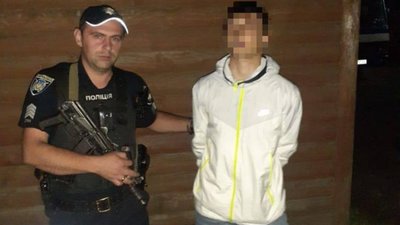У Дрогобичі юнак каменем розбив вікно автобуса і пішов далі