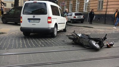 У Львові автомобіль збив кур‘єра Glovo (ФОТО)