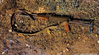 На Хмельниччині чоловік розстріляв два службових авто та поранив поліцейського і цивільного