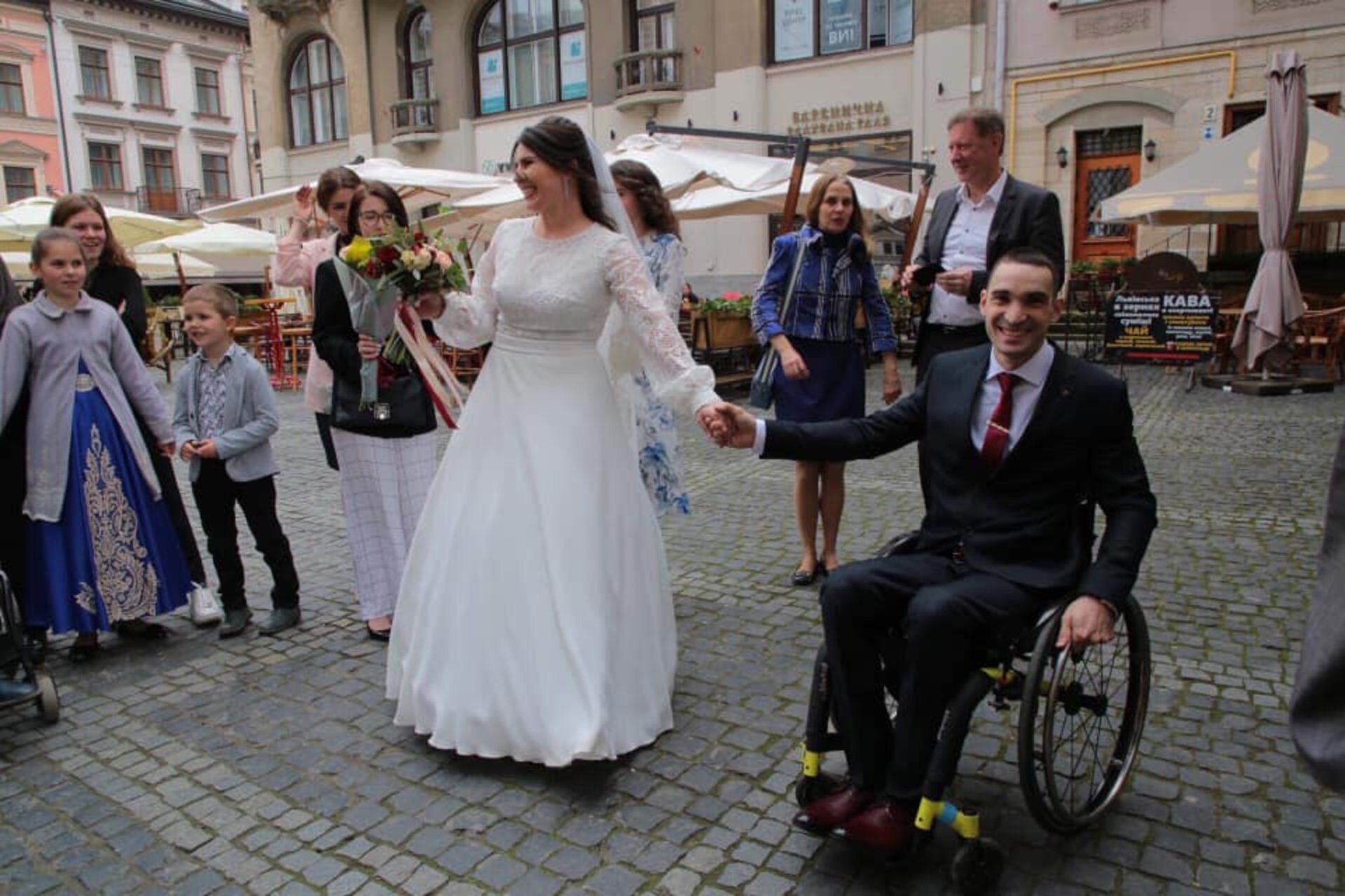 Синютка привітав учасника команди Ігри Нескорених з одруженням. Фото Олег Синютка