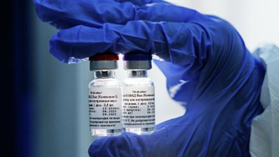 Добровольці, які тестували російську вакцину, захворіли на коронавірус