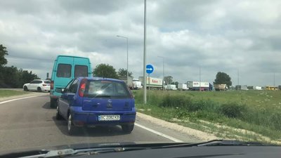 На об'їзній Львова зупинились автомобілі (ФОТО)