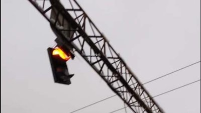 У соцмережі виклали світлини, як над проїжджою частиною у Львові завис зламаний світлофор