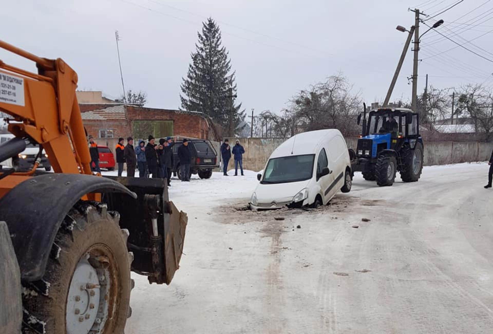 На Львівщині крізь землю провалилось авто. Фото: Варта1.