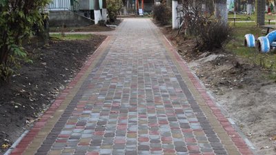 У Новояворівську за понад 100 тис грн відремонтували тротуар