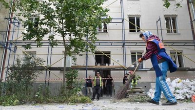 У Львові ініціюють щомісячну доплату двірникам