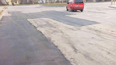 На Львівщині латають дороги